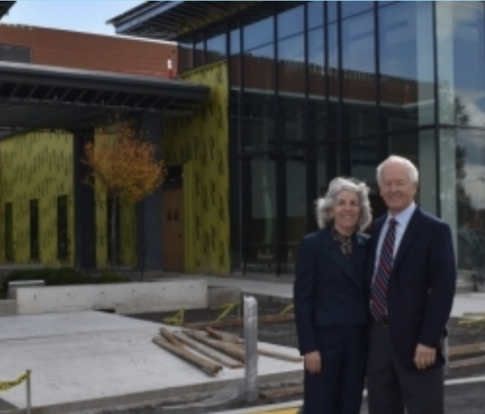 M. Yves Tremblay accompagné d'une femme