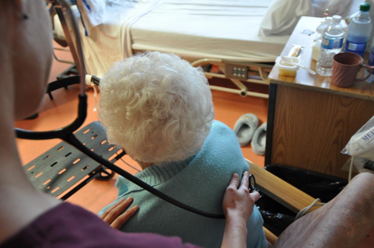 Plan aérien d'une dame se faisant ausculter