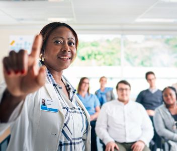 Une infirmière devant un groupe dans une salle de classe
