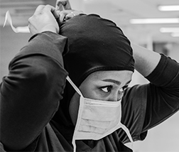 Plan rapproché d'un professionnel de la santé ajustant son masque