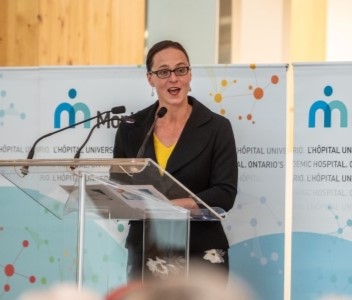 Une dame parlant au podium lors d'un événement