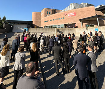 Rassemblement extérieur du public devant l'hôpital