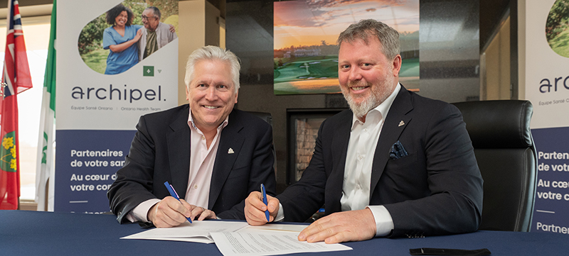 Dr Bernard Leduc et M. Carl Nappert en train de signer un document