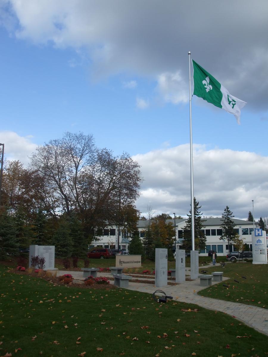 Monument de la francophonie, surplombé du drapeau franco-ontarien