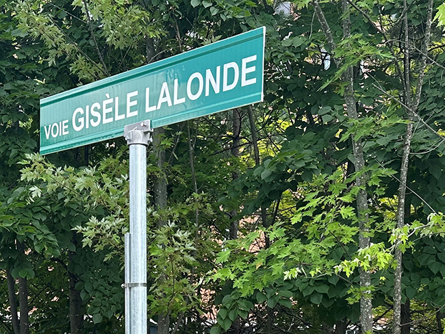 Plan rapproché du panneau indicateur de la rue du 22 mars