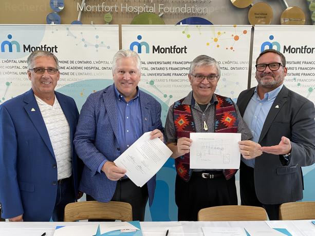 Représentants de Montfort entourant l'artiste Simon Brascoupé