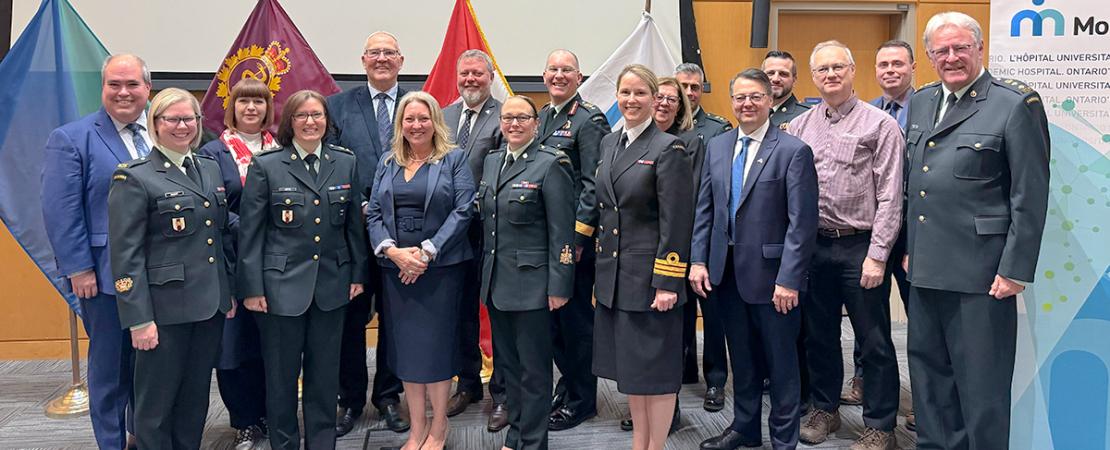 Groupe de dignitaires de la défense nationale et de l'Hôpital Montfort