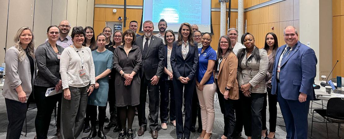 Groupe d'employés entourant la ministre Caroline Mulroney